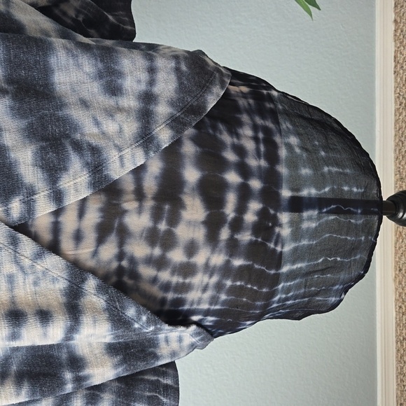 Young Fabulous & Broke Split Back Chiffon 3/4 sleeves Top Blue Tie Dye Sz Large - Picture 7 of 10